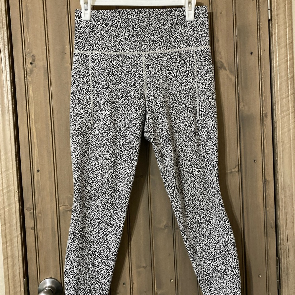 Athleta Salutation Stash Pocket Il Printed 7/8 Tight Animal Leopard Grey/Black